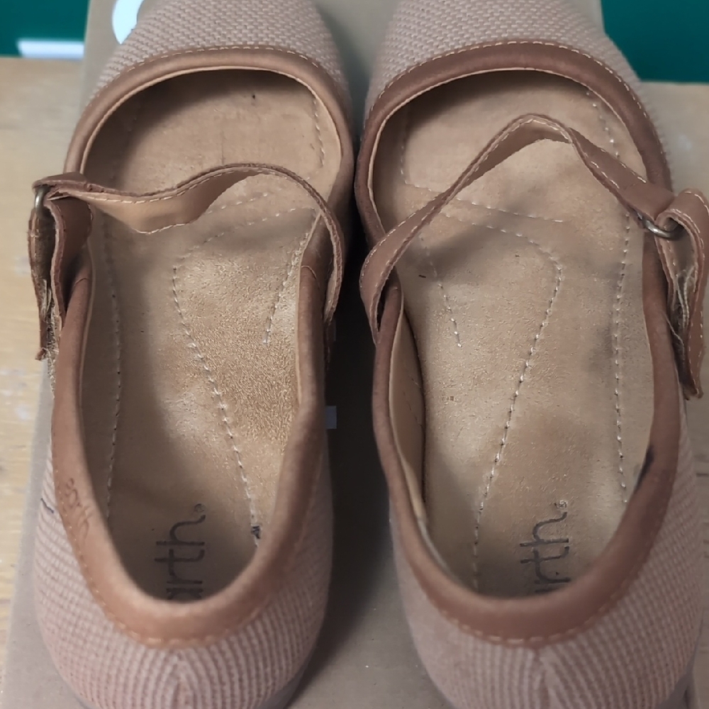 Earth Textured Tan Flats NWB - Picture 5 of 9